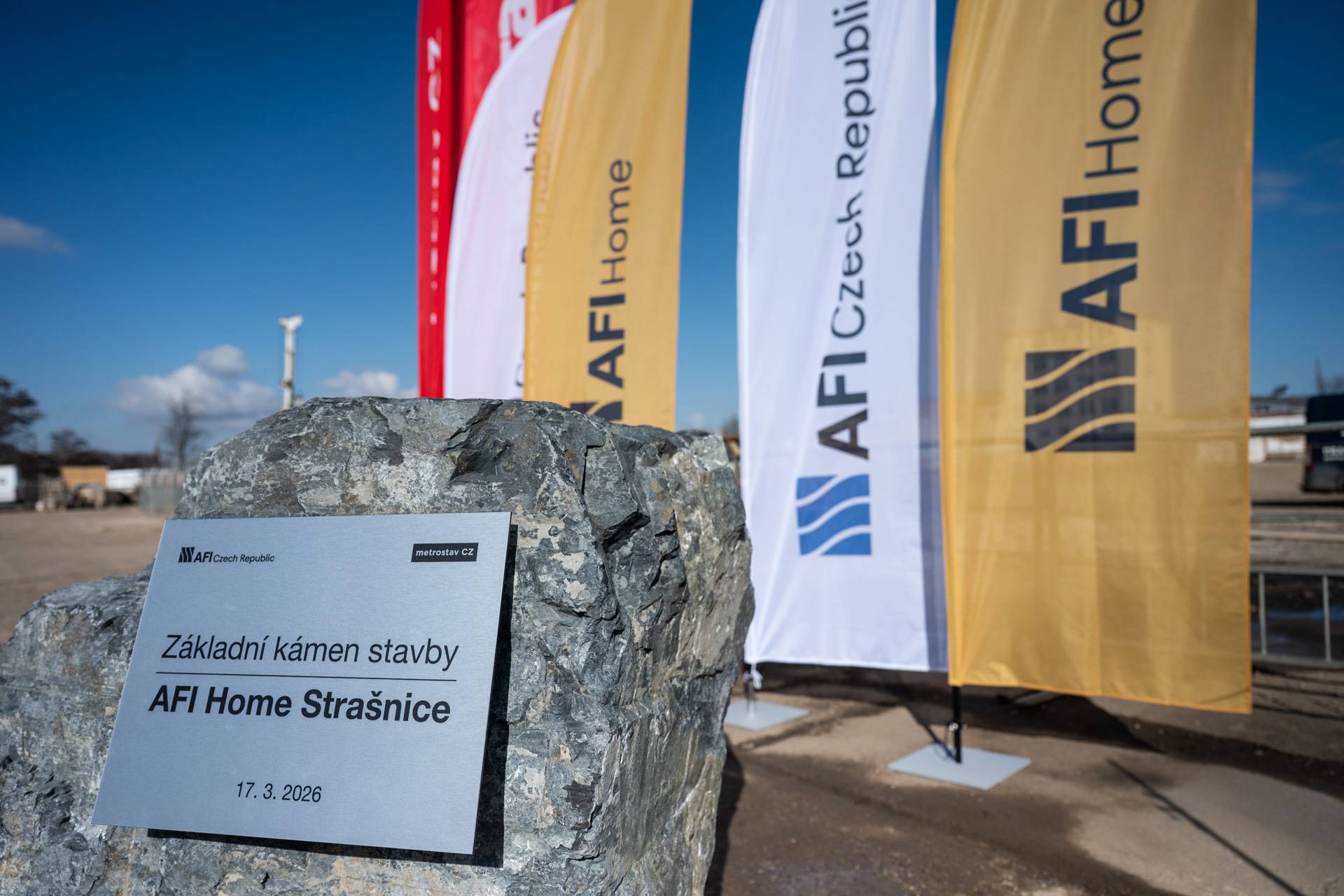 Zástupci AFI, MČ Praha 10 a Metrostav CZ poklepali na základní kámen. Projekt AFI Home Strašnice tímto vstoupil do hlavní fáze výstavby.