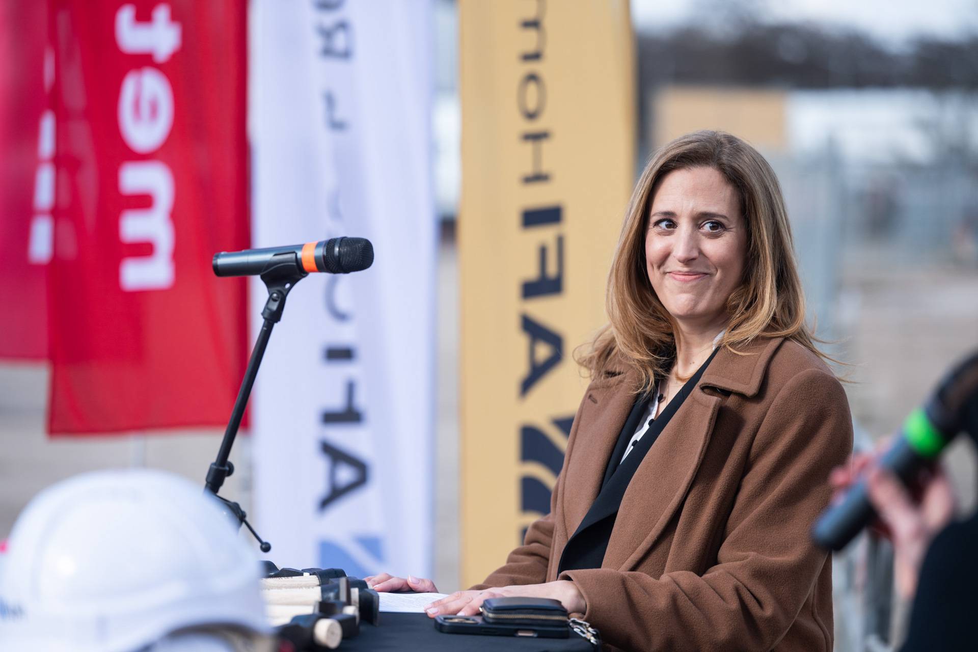 Zástupci AFI, MČ Praha 10 a Metrostav CZ poklepali na základní kámen. Projekt AFI Home Strašnice tímto vstoupil do hlavní fáze výstavby.